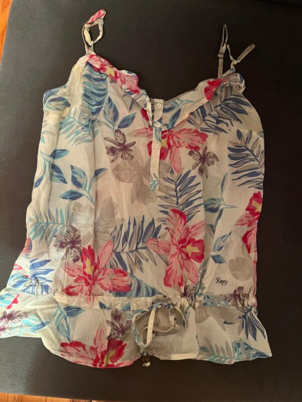 blusa con 2 veces de uso talla s niña de la marca roxi