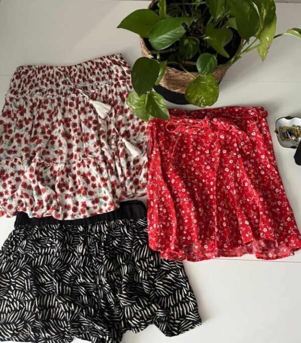 lote de 3 faldas ,2 faldas pantalon y una falda
