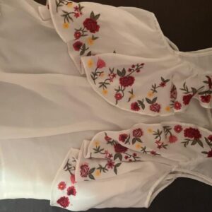blusa bordada,talla s de niña 12-14 años ,puesta 2 veces como nueva,es muy bonita y original.