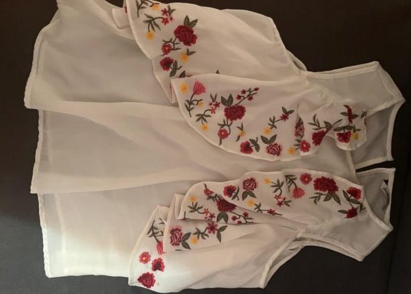blusa bordada,talla s de niña 12-14 años ,puesta 2 veces como nueva,es muy bonita y original.