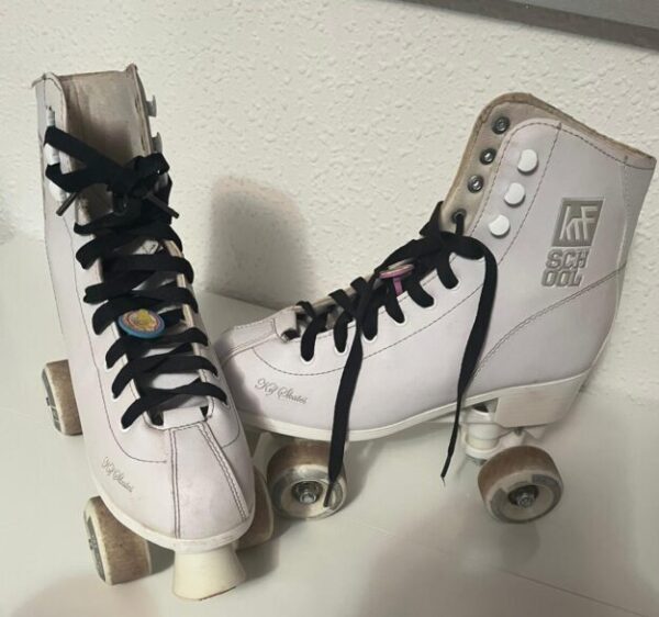 Patines numero 39 ,estan como nuevos muy poco uso.costaron 50 euros.