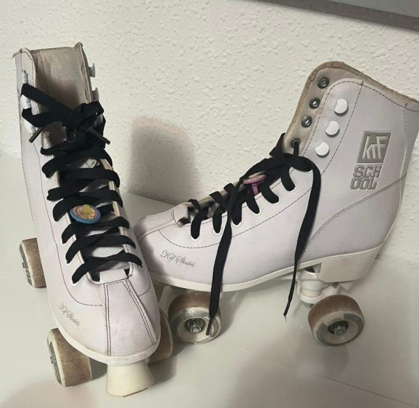 Patines numero 39 ,estan como nuevos muy poco uso.costaron 50 euros.