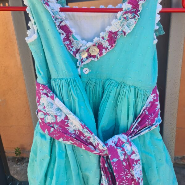 Vestido celeste con un poco de encage