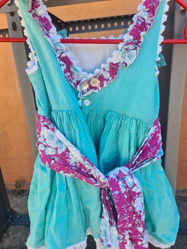 Vestido celeste con un poco de encage