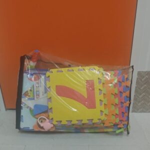 Suelo acolchado para bebes,móvil cuna y manta piano actividades.